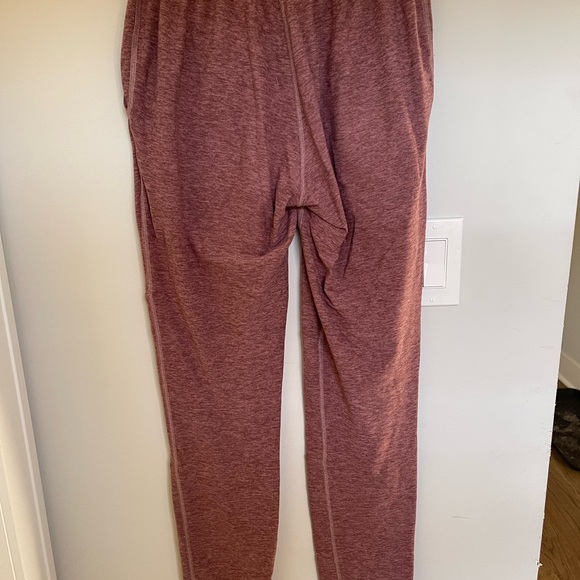 mid-rise, flattering sweatpants made in very light fabric with pockets - Picture 5 of 6